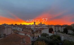 ANTIBES - VIEIL ANTIBES - Appartement 3P avec Terrasse Rénové